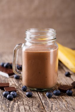 Yaban mersini ve içme st ile cam kavanoza çikolata güler yüzlü