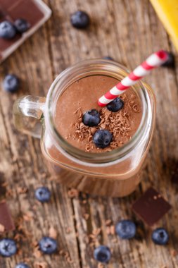 Yaban mersini ve içme st ile cam kavanoza çikolata güler yüzlü