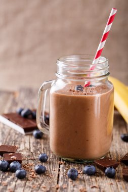 Yaban mersini ve içme st ile cam kavanoza çikolata güler yüzlü