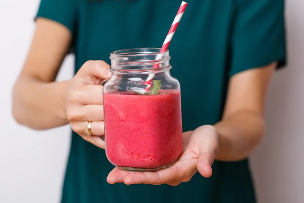 Fiatal nő kínálnak méregtelenítés ital, üvegedénybe smoothie. — Stock Fotó