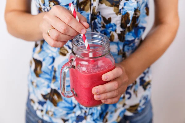 Fiatal nő, aki detox ital, üvegedénybe smoothie. — Stock Fotó