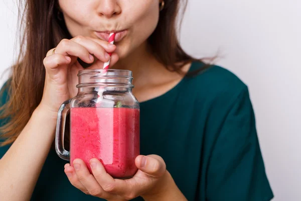 Fiatal nő detox ital, üvegedénybe smoothie italok. — Stock Fotó