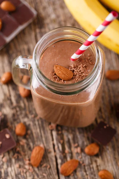 Batido de chocolate desintoxicante con nueces en frasco de vidrio . —  Fotos de Stock