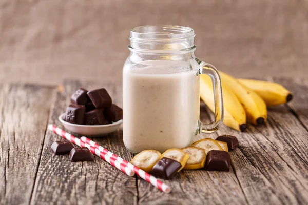 Banana smoothie z czekoladą w słoik ze słomką — Zdjęcie stockowe