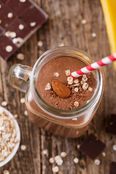 Smoothie de chocolate Detox com cereais em frasco de vidro . — Fotografia de Stock