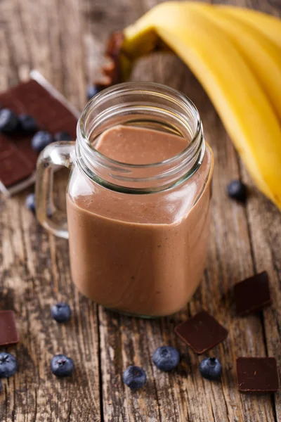 Batido de chocolate en frasco de vidrio con arándanos y bebida st —  Fotos de Stock