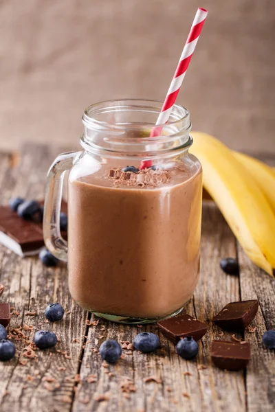 Batido de chocolate en frasco de vidrio con arándanos y bebida st —  Fotos de Stock