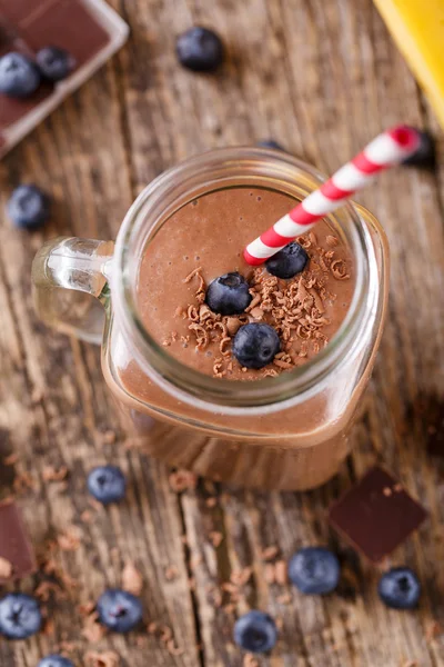 Yaban mersini ve içme st ile cam kavanoza çikolata güler yüzlü