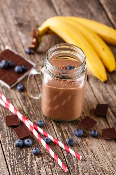 Batido de chocolate en frasco de vidrio con arándanos y bebida st —  Fotos de Stock