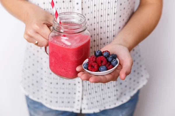 Fiatal nő, aki detox ital, üvegedénybe smoothie. — Stock Fotó