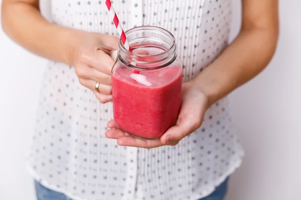 Fiatal nő, aki detox ital, üvegedénybe smoothie. — Stock Fotó