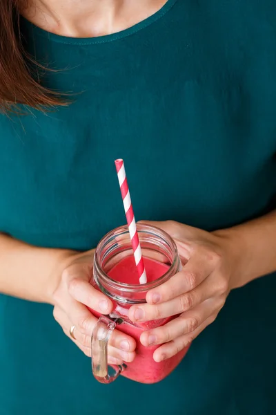 Mujer joven está sosteniendo bebida desintoxicante, batido en frasco de vidrio . —  Fotos de Stock