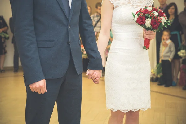 Bride and groom holding hands in wedding ceremony. — Stock Photo, Image