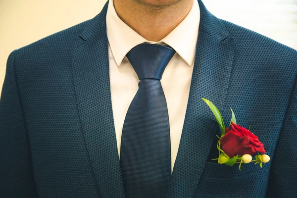 新郎的西装与婚礼当天的红玫瑰. — 图库照片