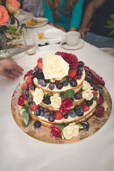 Pastel de boda decorado con frutas y flores . — Foto de Stock