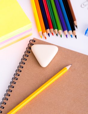 okul malzemeleri beyaz arka planda izole.