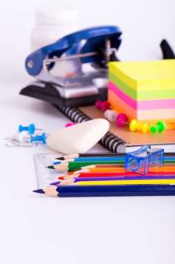 okul malzemeleri beyaz arka planda izole.