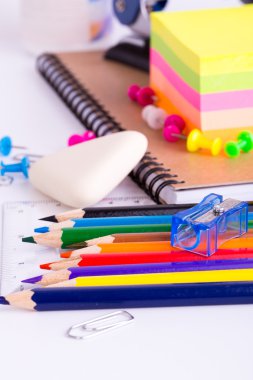 okul malzemeleri beyaz arka planda izole.