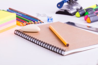 okul malzemeleri beyaz arka planda izole.