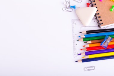 okul malzemeleri beyaz arka planda izole.