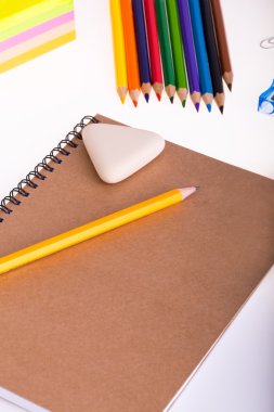 okul malzemeleri beyaz arka planda izole.