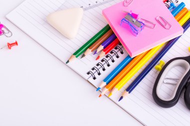 okul malzemeleri beyaz arka planda izole.