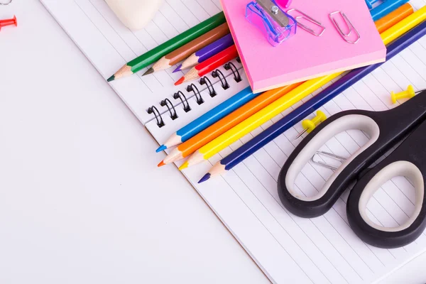 Fournitures scolaires isolées sur fond blanc. — Photo