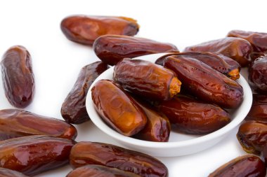 Tatlı ve beyaz arka plan üzerinde izole sağlıklı tarihleri.