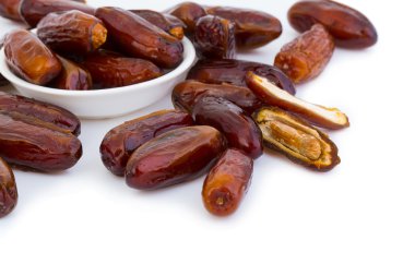 Tatlı ve beyaz arka plan üzerinde izole sağlıklı tarihleri.