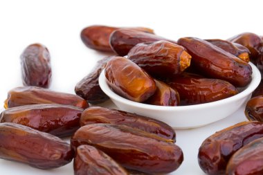 Tatlı ve beyaz arka plan üzerinde izole sağlıklı tarihleri.