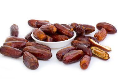 Tatlı ve beyaz arka plan üzerinde izole sağlıklı tarihleri.