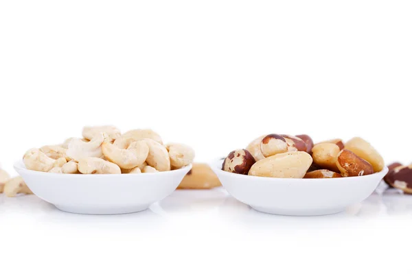 Nueces de Brasil y anacardo sobre fondo blanco — Foto de Stock