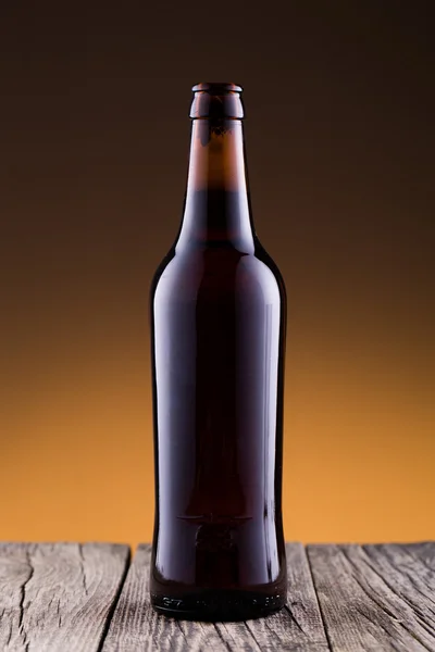 Beer bottle in golden background. — Stock Photo, Image