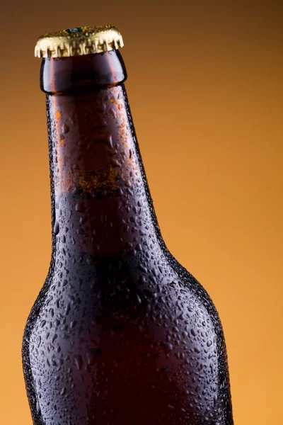 Beer bottle in golden background. — Stock Photo, Image