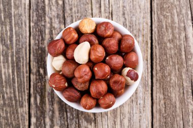 Beyaz bir plaka üzerinde fındık.