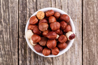 Beyaz bir plaka üzerinde fındık.