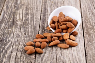 Beyaz tabakta badem.