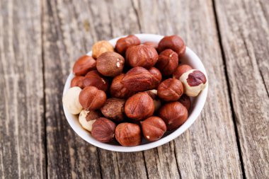 Beyaz bir plaka üzerinde fındık.