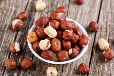 Beyaz bir plaka üzerinde fındık.