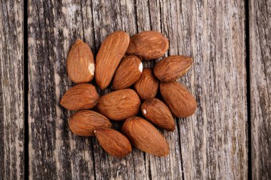 Tahta arka planda badem.