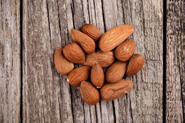 Tahta arka planda badem.