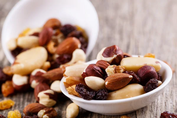 Nueces mezcladas en un plato blanco . — Foto de Stock