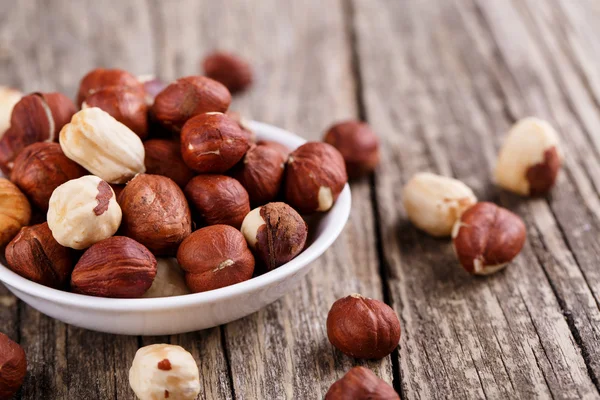 Hazelnuts on a white plate. — Stock Photo, Image