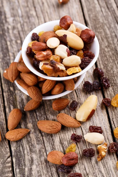 Nueces mezcladas en un plato blanco . —  Fotos de Stock