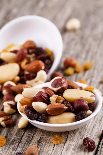 Nueces mezcladas en un plato blanco . —  Fotos de Stock