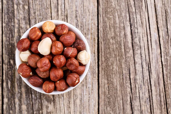 Hazelnuts on a white plate. — Stock Photo, Image