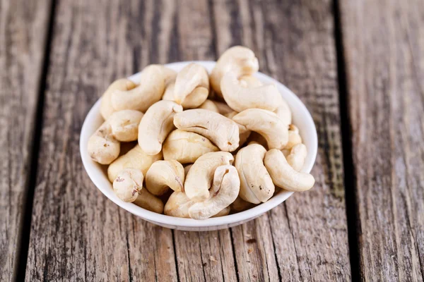 Cashews on a wooden background. — Stock Photo, Image