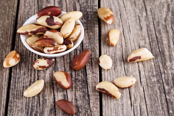 Nueces de Brasil sobre fondo de madera . —  Fotos de Stock