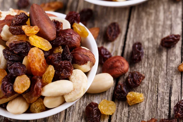 Nueces mezcladas en un plato blanco . — Foto de Stock