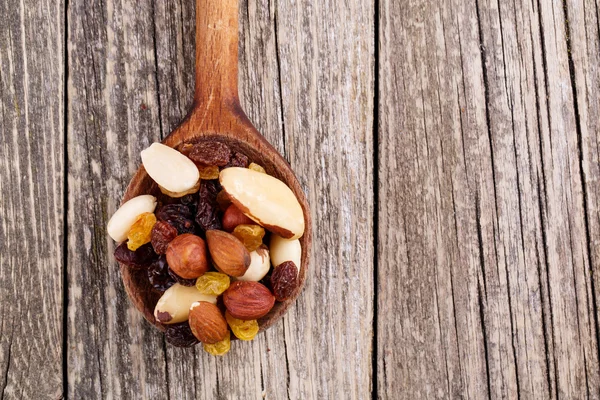 Tahta kaşıkta karışık fındık..